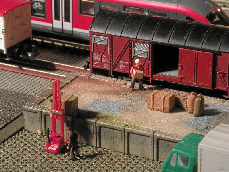 089 Stueckgutverladung.jpg - Stückgutverladung am Güterbahnsteig Oberennau